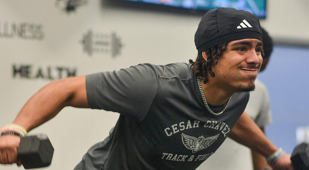 Junger Mann trainiert im Gym