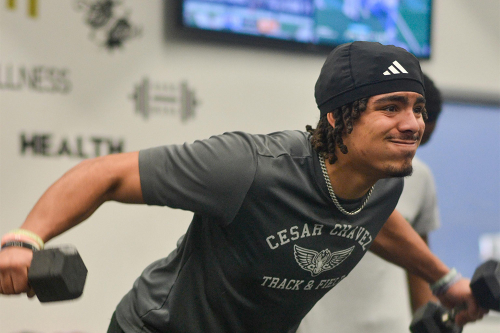 Junger Mann trainiert im Gym